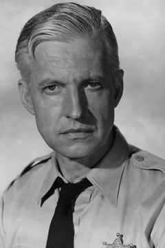 Wesley Addy interpreta Sheriff Standish
