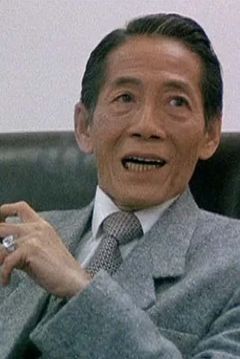 Sek Yin-Tsi interpreta Mr Yiu