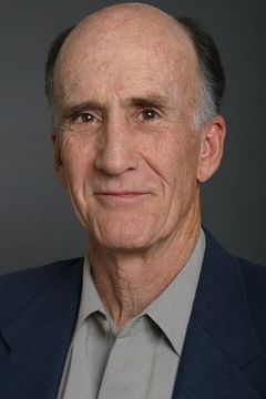 Hal Landon Jr. interpreta Eugene DeLong