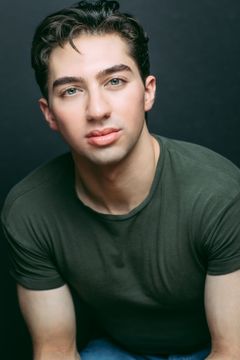 Jared Khalifa interpreta Dancer / Chorus Performer