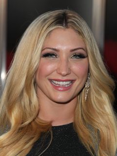 Taylor Ann Hasselhoff interpreta Pilot Shaelyn