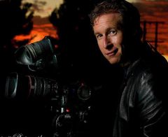 Chris M. Allport interpreta Mercenary Dwayne (voice)