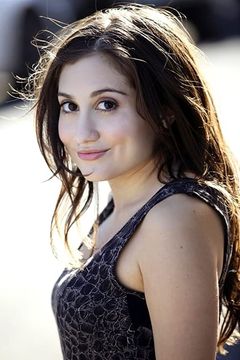 Lucy DeVito interpreta Lara
