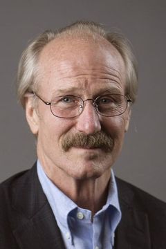 William Hurt interpreta Doug Tate