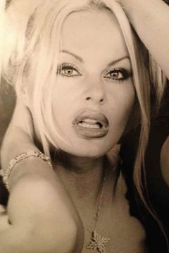 Lenka Lanci interpreta Blondes