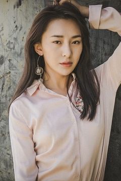 Lily Ji interpreta Meilin Gao