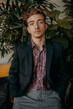 Julien Naud interpreta Dancer and Chorus Performer