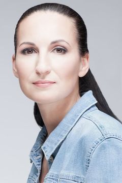 Anastassia Tchibissova interpreta Hostess