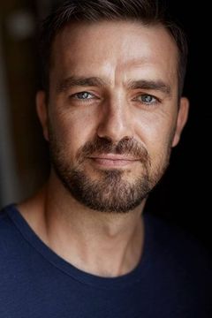Carl Beukes interpreta Sergeant Mike Gleeson