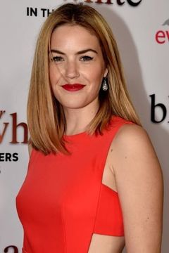 Lily Costner interpreta Lily March