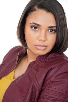 Desarae A. Dotson interpreta Claire