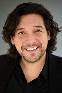 Sean Kenin interpreta Smurf Voice #1 (voice)