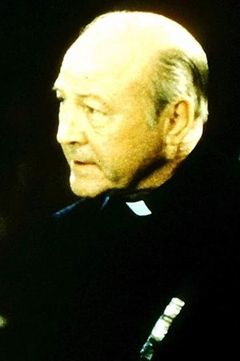 Stacy Keach, Sr. interpreta Senator Adams