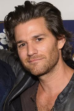 Johnny Whitworth interpreta Ray Carrigan / Blackout
