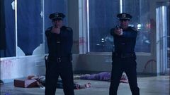 Robert Leon Casey interpreta Terminal Cop #2