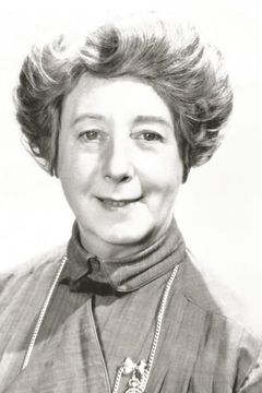 Mona Washbourne interpreta Helga Lang