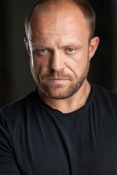 Vladimir Raiman interpreta Tavern Bartender