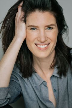 Toni Reimer interpreta Betty