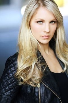 Lanie McAuley interpreta Erin
