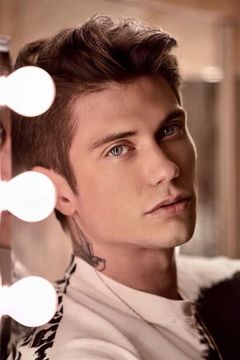 Benjamin Mascolo interpreta Roy