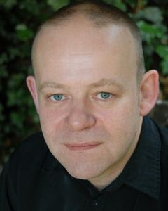 Huw Higginson interpreta Paul