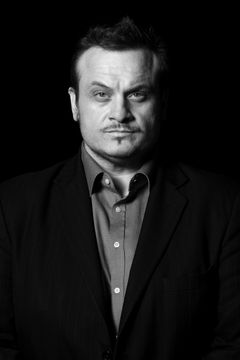 R. Kan Albay interpreta Iannis