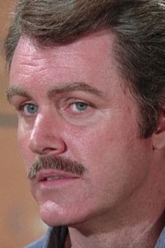 Angus Duncan interpreta Gallagher