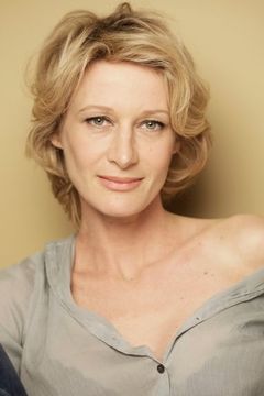 Astrid Whettnall interpreta Frau Roth