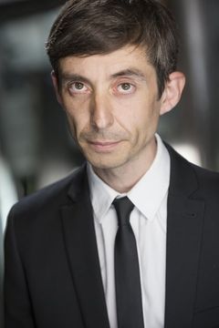 Frank Bourke interpreta Leo