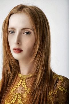 Laura Long interpreta Sarah