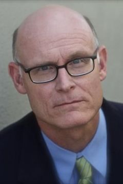 Mark McCracken interpreta Capt. Ed'Too Tall' Freeman