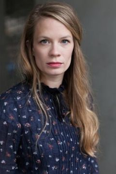 Sarah Franke interpreta Volmer Institute Staff