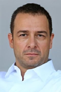 Murat Aygen interpreta Dr. Tanju Korman