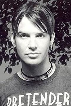 Courtney Taylor-Taylor interpreta Man at Party