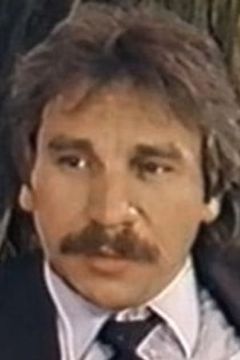 Frank James interpreta Dad at Airport