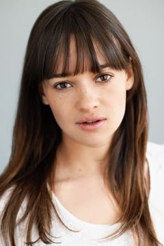 Emily Wheaton interpreta Young Maidservant