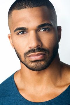 Tyler Lepley interpreta Curtis