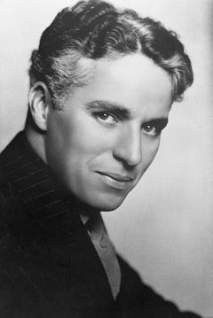 Charlie Chaplin interpreta A Tramp