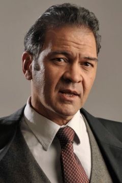 César Bordón interpreta Sergeant Alzamora