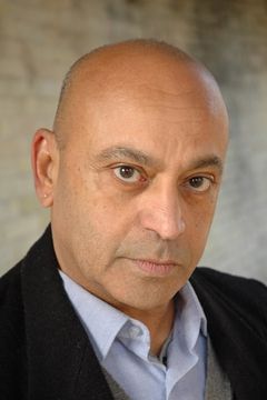 Hassani Shapi interpreta Hassan