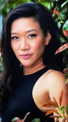 Amy Le interpreta Akiko