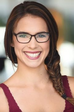 Rachel Cora Wood interpreta Girl Customer