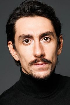 Onur Berk Arslanoğlu interpreta Principal Bekir