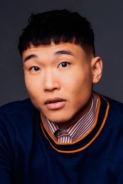 Joel Kim Booster interpreta Variety Show Host 1 / Idol Host / Romance Saja (voice)