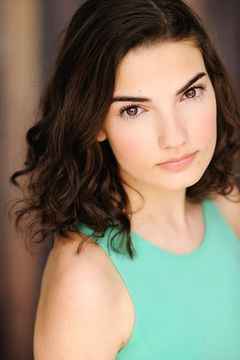 Meghan Gutierrez interpreta Student (uncredited)
