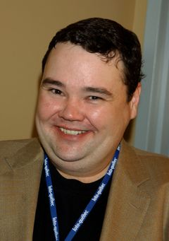 John Pinette interpreta Clerk