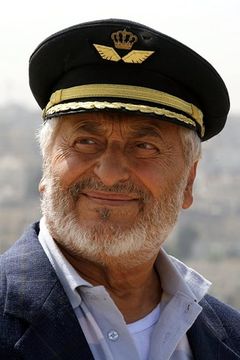 Nadim Sawalha interpreta Khasek - Lower Nile Tavern Owner