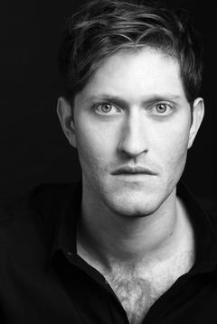 Samuel Roukin interpreta Ed