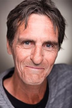 Stephen Ure interpreta Neville Whittnish