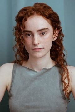 Eilidh Fisher interpreta Bible Group Evie